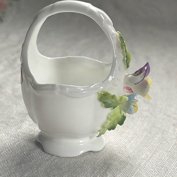 Vintage Maruri Masterpiece tiny floral bone China basket. - Picture 2 of 10